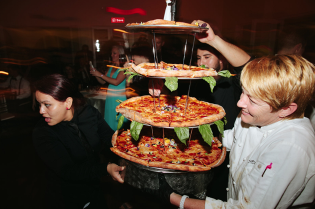 Jess e Tony abriram mão do tradicional bolo de casamento e serviram uma deliciosa e quentinha torre de pizza para amigos e familiares. Melhor festa!