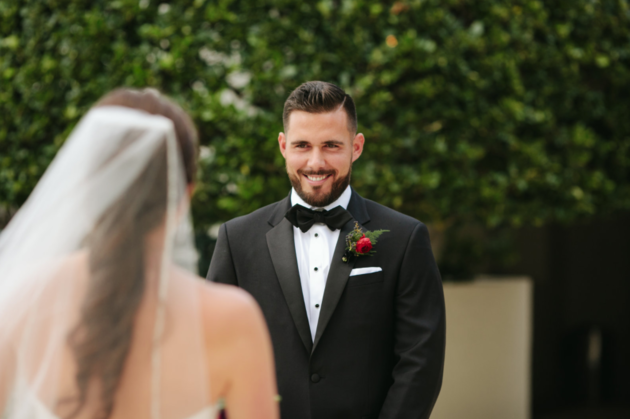 Jess e Tony abriram mão do tradicional bolo de casamento e serviram uma deliciosa e quentinha torre de pizza para amigos e familiares. Melhor festa!