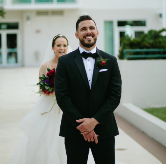 Jess e Tony abriram mão do tradicional bolo de casamento e serviram uma deliciosa e quentinha torre de pizza para amigos e familiares. Melhor festa!