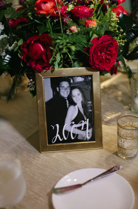 Jess e Tony abriram mão do tradicional bolo de casamento e serviram uma deliciosa e quentinha torre de pizza para amigos e familiares. Melhor festa!