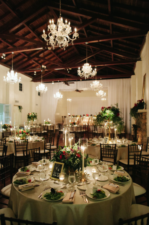 Jess e Tony abriram mão do tradicional bolo de casamento e serviram uma deliciosa e quentinha torre de pizza para amigos e familiares. Melhor festa!