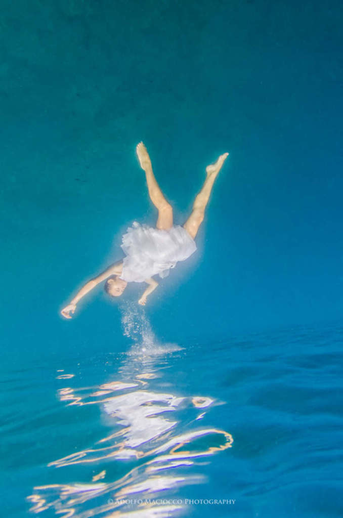 Fotógrafo italiano mostra graça e leveza do ballet longe da gravidade