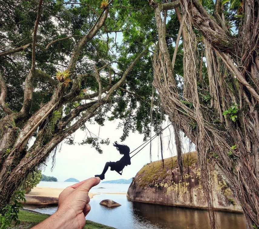 Rich McCor é um artista inglês que gosta de transformar grandes edifícios e monumentos de diversos países em coisas um pouco diferentes