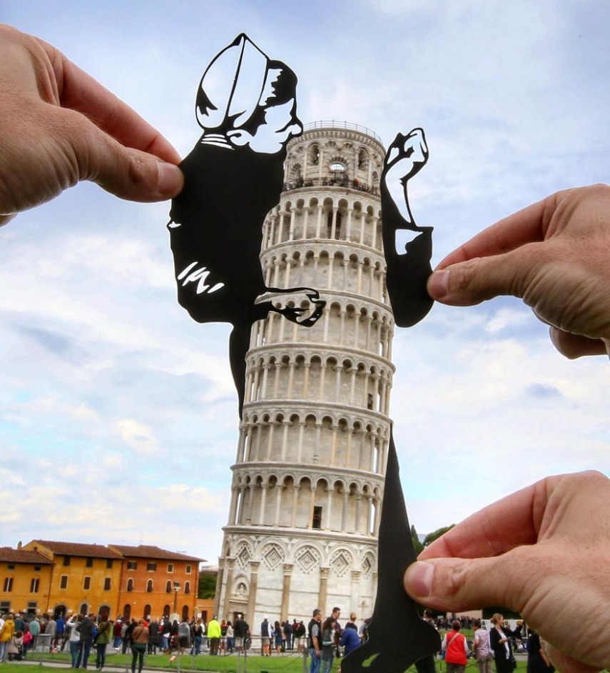 Rich McCor é um artista inglês que gosta de transformar grandes edifícios e monumentos de diversos países em coisas um pouco diferentes