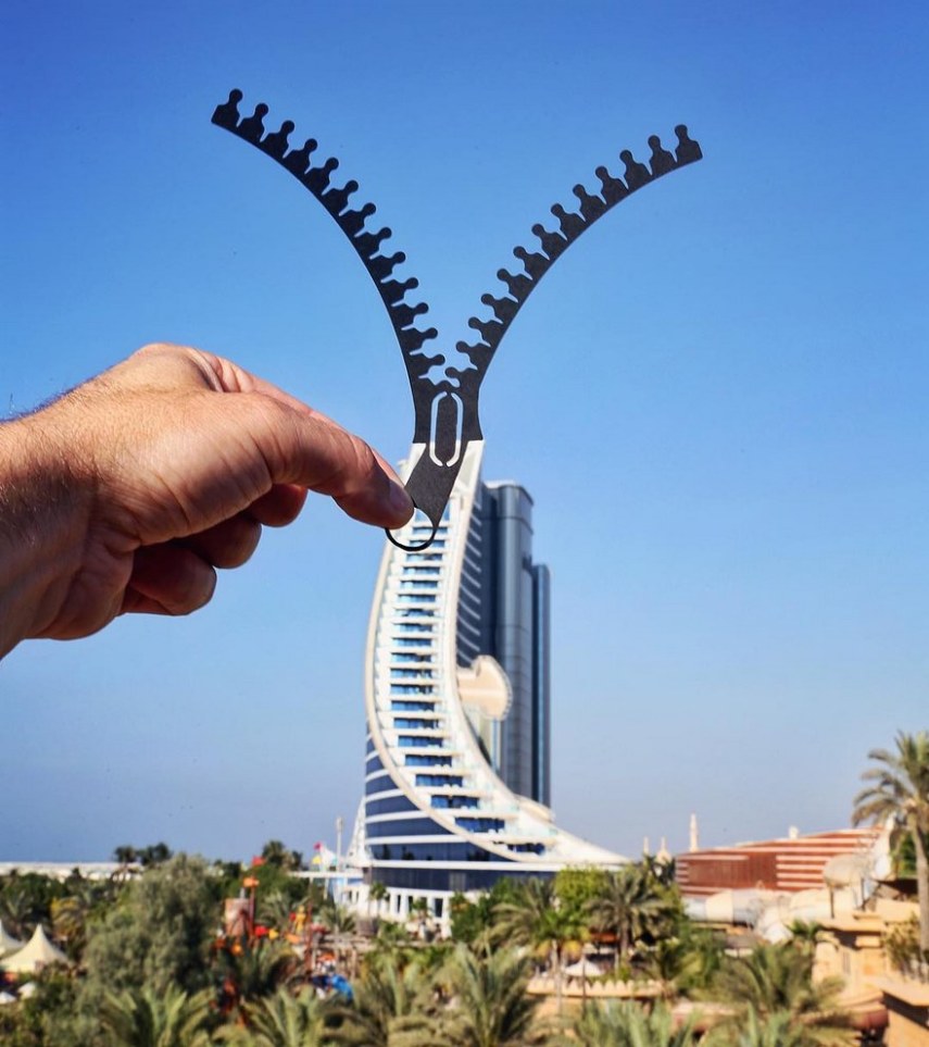 Rich McCor é um artista inglês que gosta de transformar grandes edifícios e monumentos de diversos países em coisas um pouco diferentes