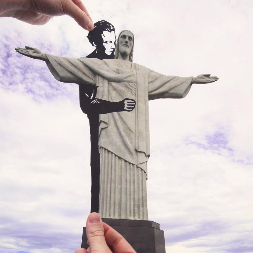 Rich McCor é um artista inglês que gosta de transformar grandes edifícios e monumentos de diversos países em coisas um pouco diferentes