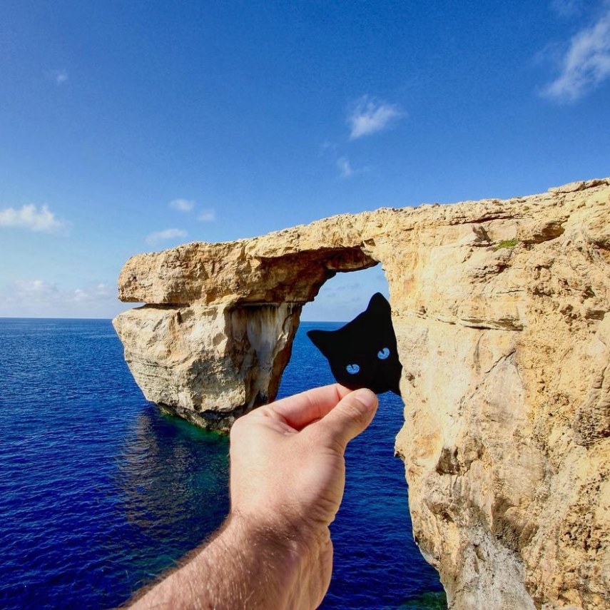 Rich McCor é um artista inglês que gosta de transformar grandes edifícios e monumentos de diversos países em coisas um pouco diferentes