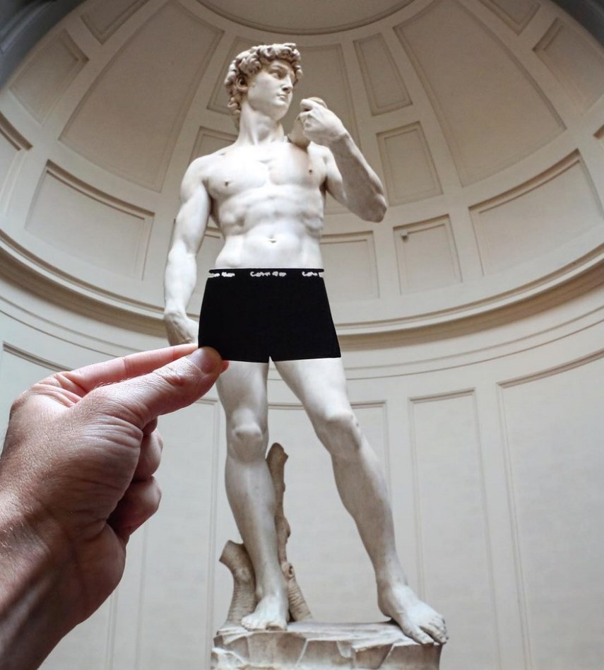 Rich McCor é um artista inglês que gosta de transformar grandes edifícios e monumentos de diversos países em coisas um pouco diferentes