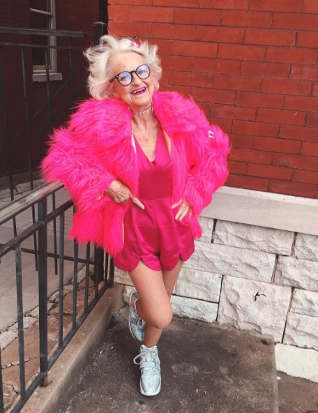 Ousada it-girl do Instagram, Baddie Winkle tem 88 anos. Siga @baddiewinkle 