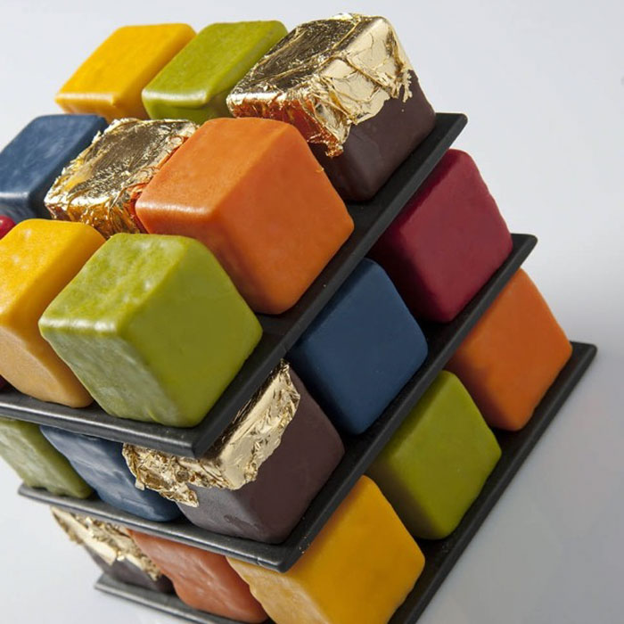 Grolet fez um tributo ao Cubo de Rubik, conhecido também como Cubo Mágico, e tem diversos bolos no formato do quebra-cabeça tridimensional