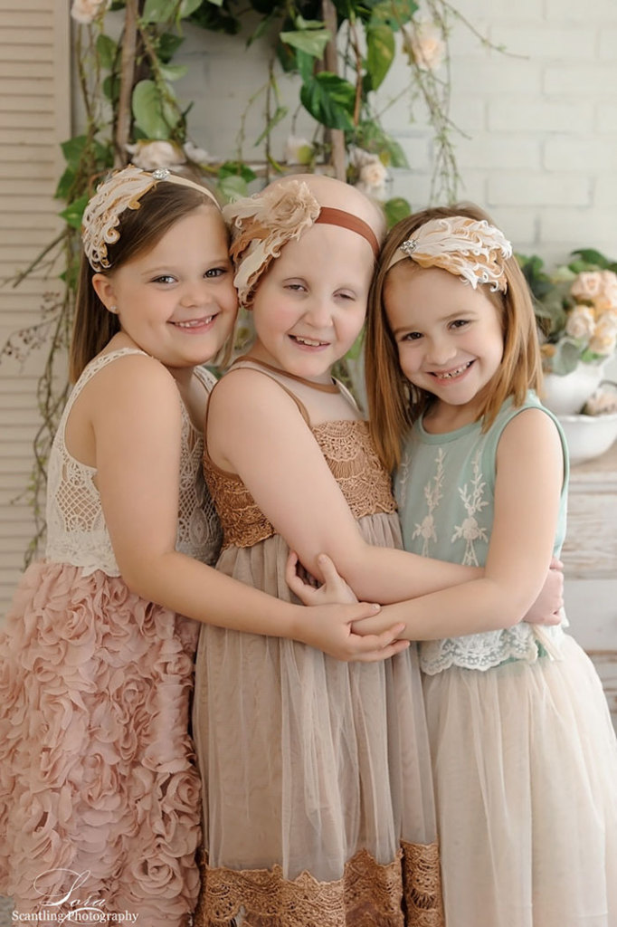 Ainsley, Rhean e Rylie posaram para foto depois do tratamento contra o câncer