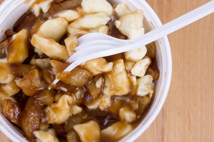 Originários de Quebec, eles se tornaram o lanche simbólico nacional. É feito com batata frita coberta com coalhada e molho. Você pode também adicionar uma variedade de carnes.