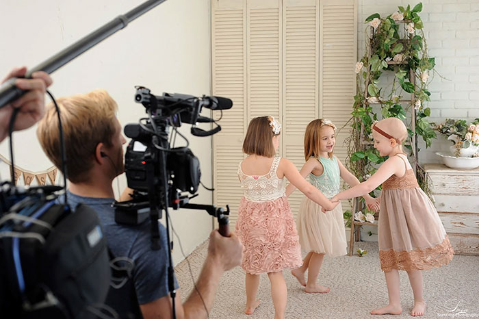 Ainsley, Rhean e Rylie posaram para foto depois do tratamento contra o câncer