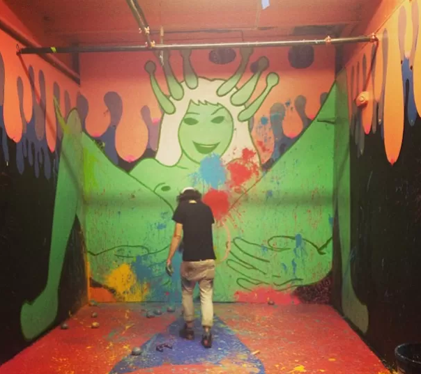 O vocalista do Flaming Lips, Wayne Coyne postou uma foto com duplo sentido em frente a uma parede grafitada. A conta foi banida do Instagram