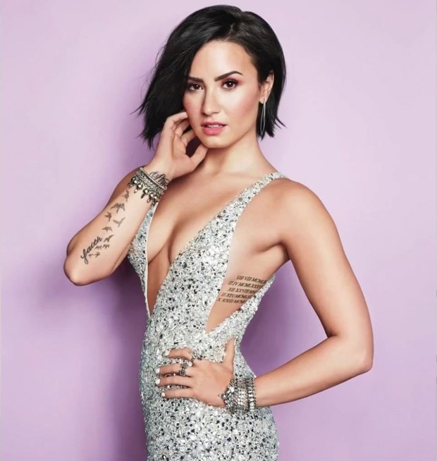 Demi Lovato já declarou que teve anorexia e bulimia. Nunca aceitou bem seu corpo e recebeu muitas críticas de haters por isso. Atualmente, a cantora tenta passar uma mensagem positiva aos seus fãs para que respeitem seus corpos e aceitem suas curvas