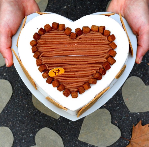 Sharon Henry, é uma chef pâtissier e blogueira de 40 anos, que gosta de explorar o lado mais doce de Paris. Em seu Instagram, ela costuma mostrar como os doces são feitos e captura as delícias mais incríveis e bonitas que consegue encontrar