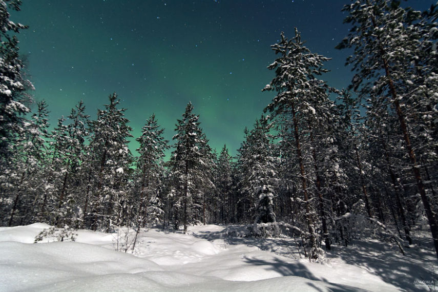 Jani Ojala é um fotógrafo que vive na Finlândia e decidiu fazer uma série de imagens que mostram a beleza da escuridão, onde é possível ver a Aurora Boreal e o céus mais estrelados possíveis
