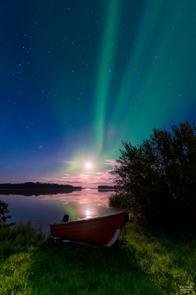 Jani Ojala é um fotógrafo que vive na Finlândia e decidiu fazer uma série de imagens que mostram a beleza da escuridão, onde é possível ver a Aurora Boreal e o céus mais estrelados possíveis