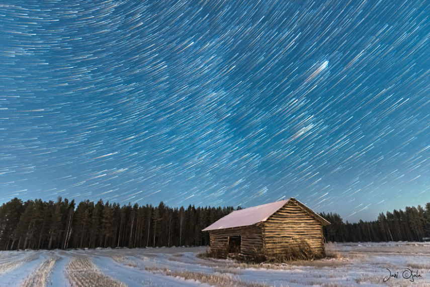 Jani Ojala é um fotógrafo que vive na Finlândia e decidiu fazer uma série de imagens que mostram a beleza da escuridão, onde é possível ver a Aurora Boreal e o céus mais estrelados possíveis
