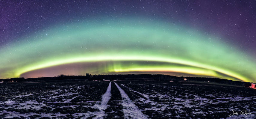 Jani Ojala é um fotógrafo que vive na Finlândia e decidiu fazer uma série de imagens que mostram a beleza da escuridão, onde é possível ver a Aurora Boreal e o céus mais estrelados possíveis