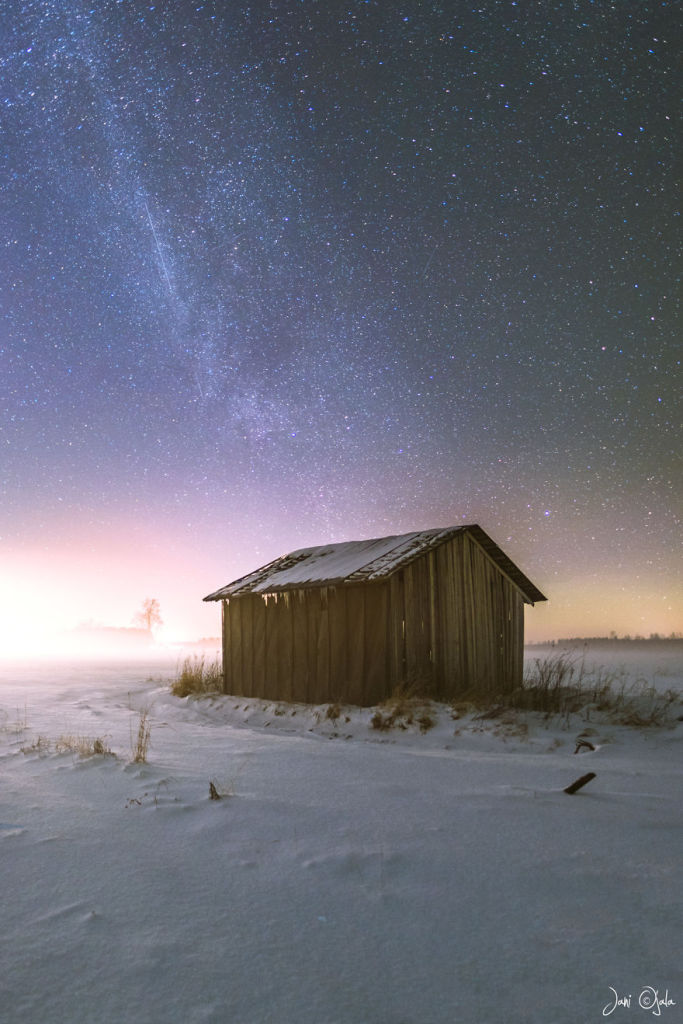 Jani Ojala é um fotógrafo que vive na Finlândia e decidiu fazer uma série de imagens que mostram a beleza da escuridão, onde é possível ver a Aurora Boreal e o céus mais estrelados possíveis