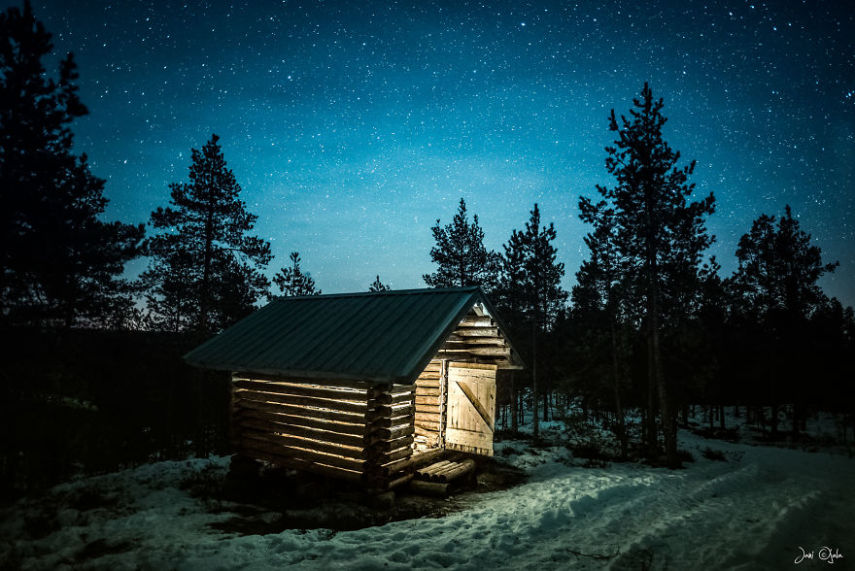 Jani Ojala é um fotógrafo que vive na Finlândia e decidiu fazer uma série de imagens que mostram a beleza da escuridão, onde é possível ver a Aurora Boreal e o céus mais estrelados possíveis