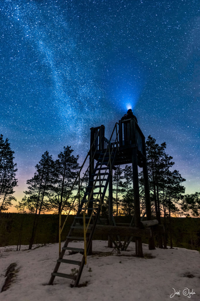Jani Ojala é um fotógrafo que vive na Finlândia e decidiu fazer uma série de imagens que mostram a beleza da escuridão, onde é possível ver a Aurora Boreal e o céus mais estrelados possíveis