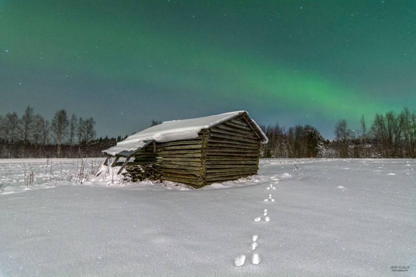 Jani Ojala é um fotógrafo que vive na Finlândia e decidiu fazer uma série de imagens que mostram a beleza da escuridão, onde é possível ver a Aurora Boreal e o céus mais estrelados possíveis