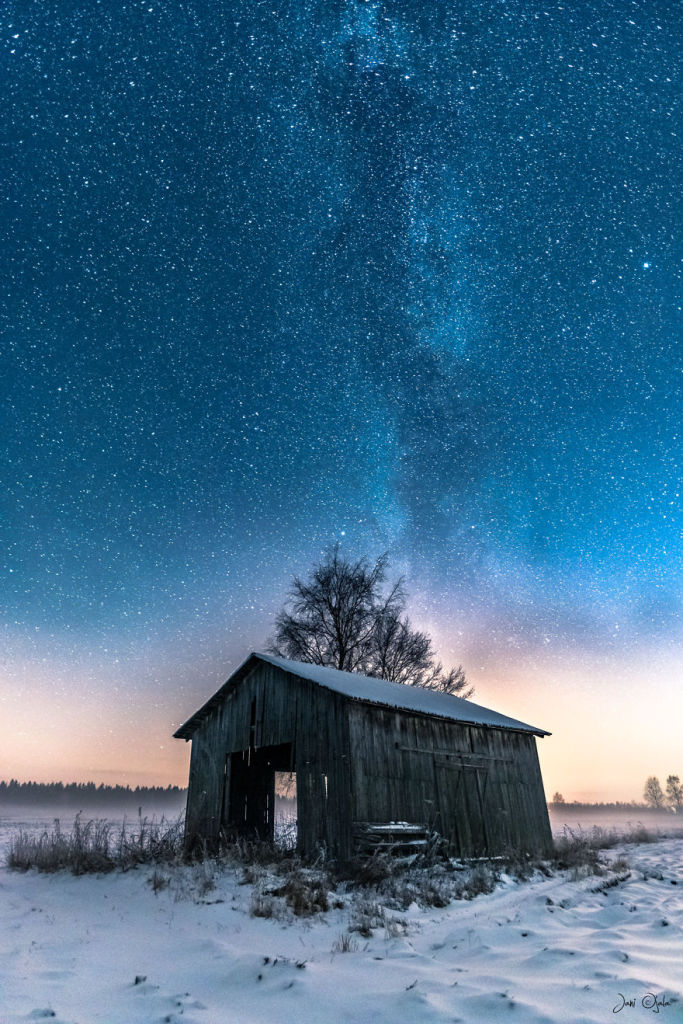 Jani Ojala é um fotógrafo que vive na Finlândia e decidiu fazer uma série de imagens que mostram a beleza da escuridão, onde é possível ver a Aurora Boreal e o céus mais estrelados possíveis