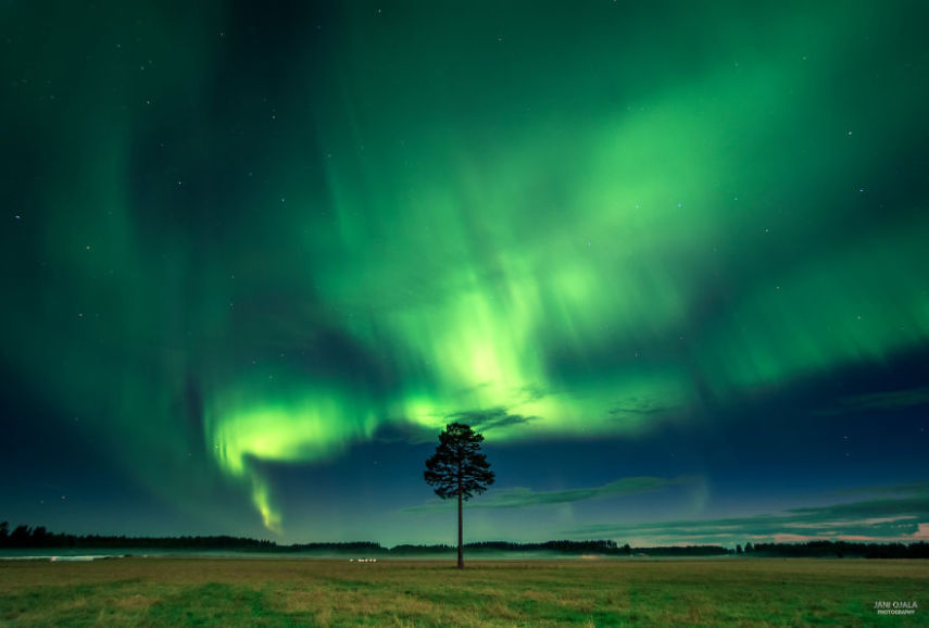 Jani Ojala é um fotógrafo que vive na Finlândia e decidiu fazer uma série de imagens que mostram a beleza da escuridão, onde é possível ver a Aurora Boreal e o céus mais estrelados possíveis