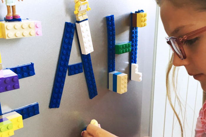 Com essa nova fita de Lego criada pela Nimuno, você pode montar Lego onde você quiser, até na parede. Ela é flexível, você pode cortar e vem com um adesivo para que você possa anexa-la às paredes, outros brinquedos e onde mais você quiser! 