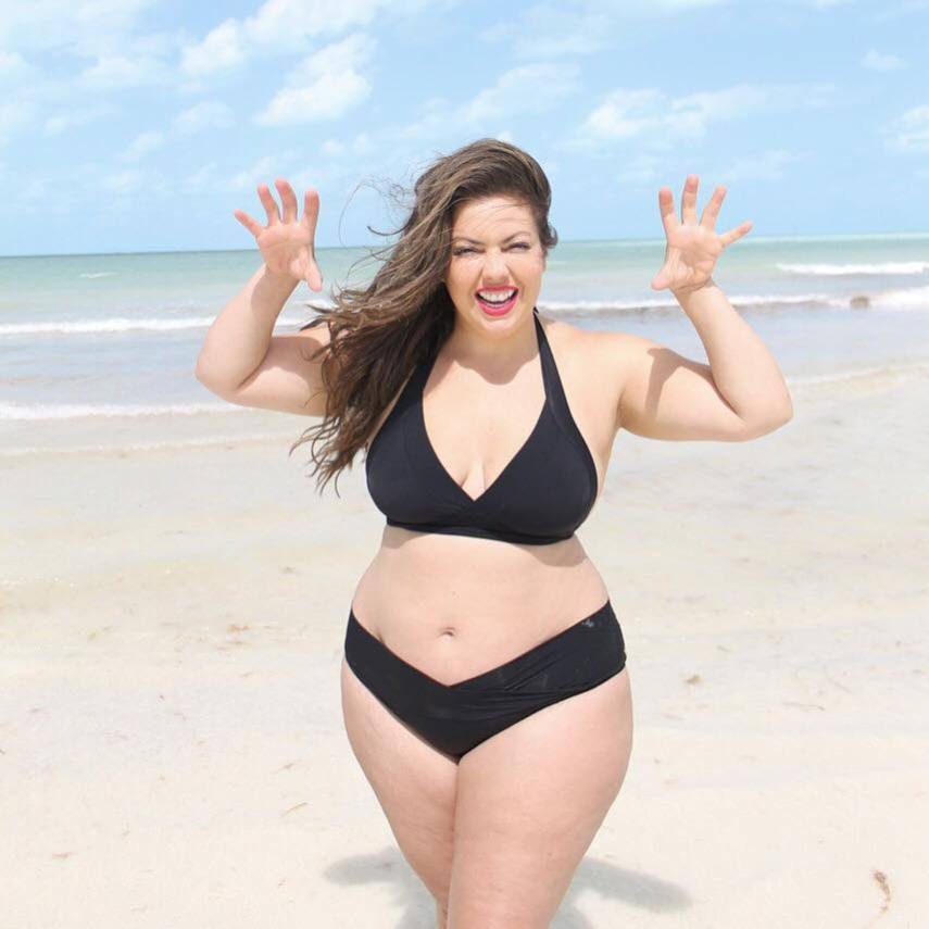  Fluvia é modelo plus-size e foi a primeira desse segmento a estampar a capa da Playboy no Brasil. Além de se aceitar, ela incentiva todo mundo a amar seu corpo. 