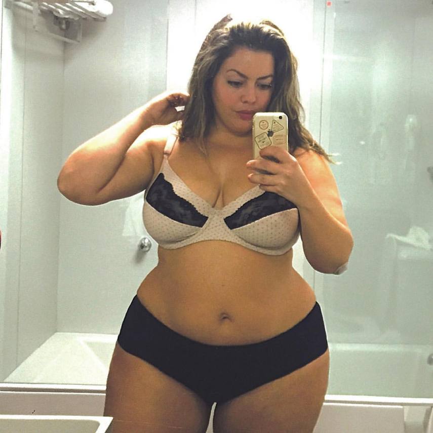  Fluvia é modelo plus-size e foi a primeira desse segmento a estampar a capa da Playboy no Brasil. Além de se aceitar, ela incentiva todo mundo a amar seu corpo. 