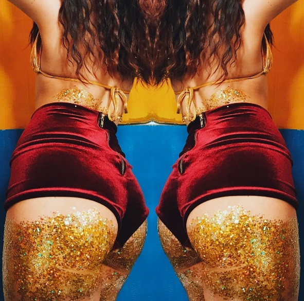 Uma loja de glitter do Reino Unido, a The Gypsy Shrine afirma que a nova tendência do mundo da purpurina é colocar glitter no bumbum e sair por aí arrasando em festas, eventos e festivais de música