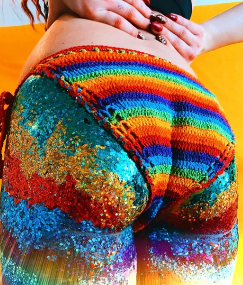 Uma loja de glitter do Reino Unido, a The Gypsy Shrine afirma que a nova tendência do mundo da purpurina é colocar glitter no bumbum e sair por aí arrasando em festas, eventos e festivais de música
