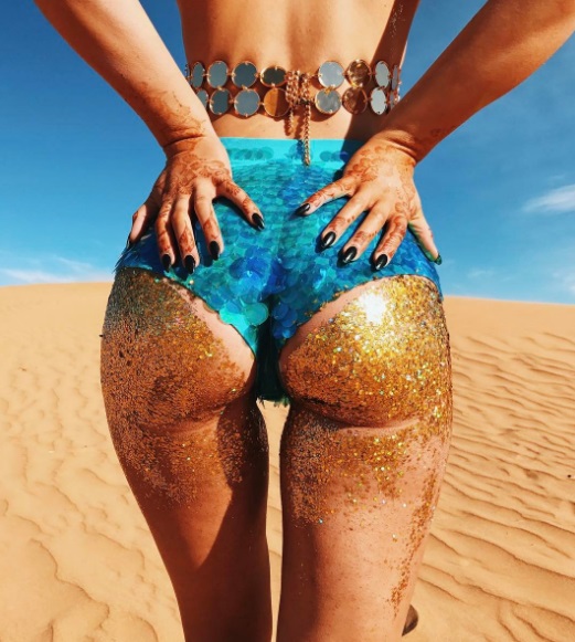 Uma loja de glitter do Reino Unido, a The Gypsy Shrine afirma que a nova tendência do mundo da purpurina é colocar glitter no bumbum e sair por aí arrasando em festas, eventos e festivais de música