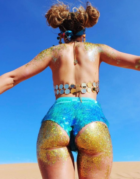 Uma loja de glitter do Reino Unido, a The Gypsy Shrine afirma que a nova tendência do mundo da purpurina é colocar glitter no bumbum e sair por aí arrasando em festas, eventos e festivais de música