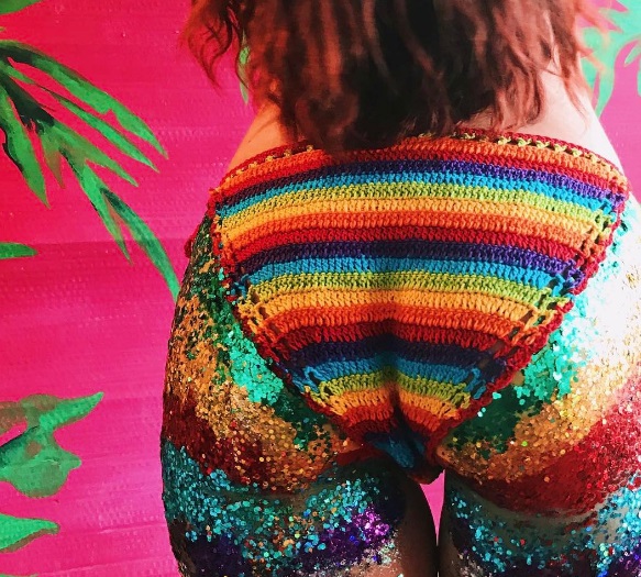 Uma loja de glitter do Reino Unido, a The Gypsy Shrine afirma que a nova tendência do mundo da purpurina é colocar glitter no bumbum e sair por aí arrasando em festas, eventos e festivais de música