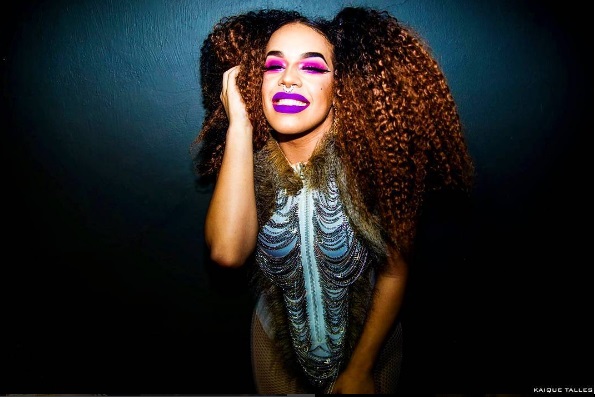 Gloria Groove (@gloriagroove) é a dona da porra toda! Drag queen rapper, tem 21 anos e é da Vila Formosa, zona leste de São Paulo. Já emplacou diversos hits, entre eles Dona e Império, que tem mais de 1,4 milhão de visualizações no Youtube. Se ainda não conhece a rapper, vai atrás correndo...