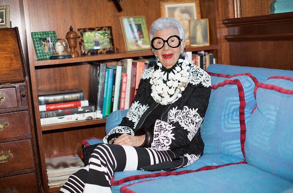 Aos 95 anos, Iris Apfel e é um ícone fashion absoluto. Ela está no Instagram! É só procurar por @iris.apfel