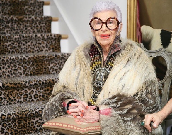 Aos 95 anos, Iris Apfel e é um ícone fashion absoluto. Ela está no Instagram! É só procurar por @iris.apfel