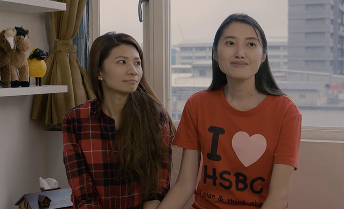 Quando Jennifer, uma funcionária do HSBC em Taiwan, decidiu se casar com a namorada Sam, a família dela não apoiou e os pais não foram a cerimônia. Nesse momento, o chefe dela pediu para acompanhá-la ao altar no grande dia!