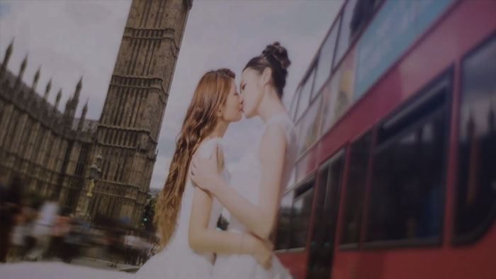 Quando Jennifer, uma funcionária do HSBC em Taiwan, decidiu se casar com a namorada Sam, a família dela não apoiou e os pais não foram a cerimônia. Nesse momento, o chefe dela pediu para acompanhá-la ao altar no grande dia!