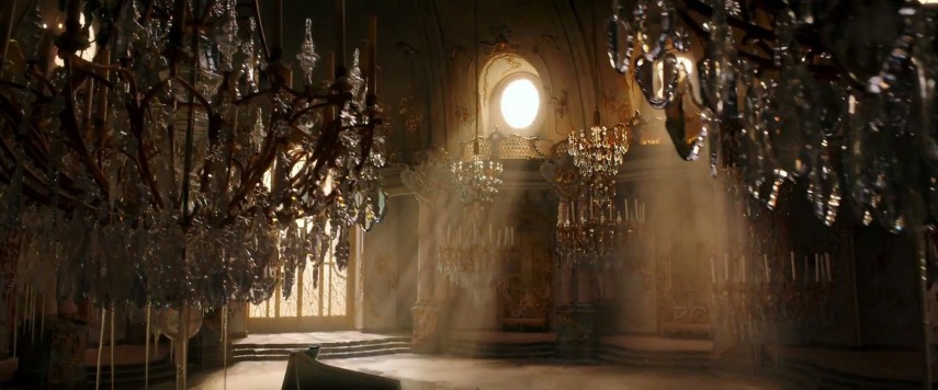 Os 10 lustres do lugar são inspirados nos lustres reais do Palácio de Versailles. Cada um tem 4 metros de altura