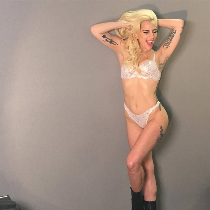 Já faz um tempo que Lady Gaga tenta provar que body shame não está com nada. No último Super Bowl, ela recebeu críticas por que estaria acima do peso, por não estar dentro do padrão de beleza mundial. 