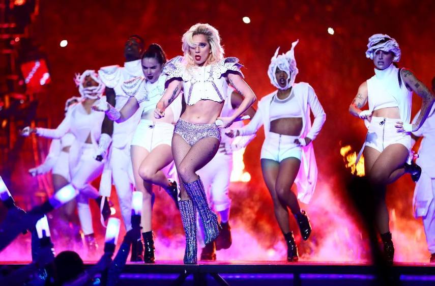 Já faz um tempo que Lady Gaga tenta provar que body shame não está com nada. No último Super Bowl, ela recebeu críticas por que estaria acima do peso, por não estar dentro do padrão de beleza mundial. 