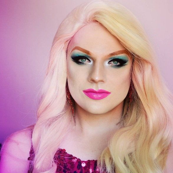 Danilo Dabague, 29 anos, é publicitário e criador da drag queen Lorelay Fox. Ele comanda o canal no Youtube Para Tudo, que tem mais de 240 mil inscritos. Além, disso sempre participa do programa Amor & Sexo, de Fernanda Lima, na TV Globo. Para seguir Lorelay Fox no Instagram, é só procurar @lorelay_fox