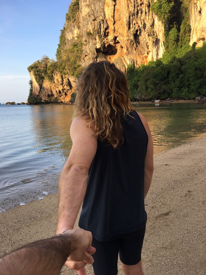 Dois melhores amigos resolveram viajar juntos para a Tailândia, já que todos os seus amigos estavam ocupados demais para isso