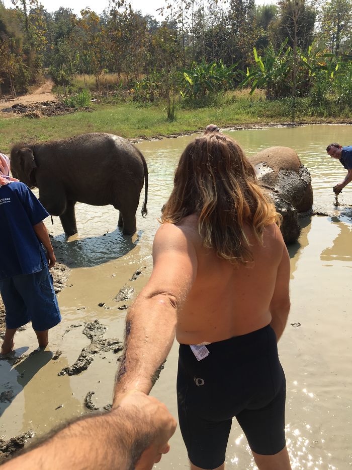 Dois melhores amigos resolveram viajar juntos para a Tailândia, já que todos os seus amigos estavam ocupados demais para isso