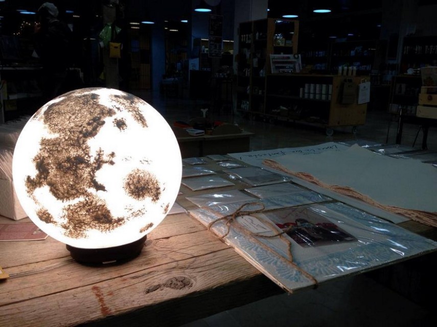 As peças são feitas com globos reciclados por uma astrofísica italiana que vive em Roma